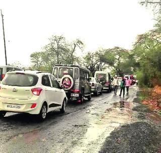 Traffic jam due to tree collapse on Akot-Akola road | अकोट-अकोला मार्गावर वृक्ष कोसळल्याने वाहतूक ठप्प Traffic jam due to tree collapse on Akot-Akola road | अकोट-अकोला मार्गावर वृक्ष कोसळल्याने वाहतूक ठप्प