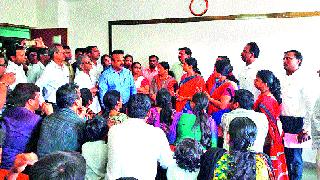 Trap movement in front of parents' school | पालकांचे शाळेसमोर ठिय्या आंदोलन Trap movement in front of parents' school | पालकांचे शाळेसमोर ठिय्या आंदोलन