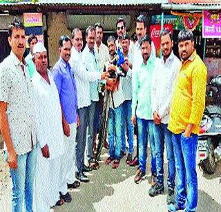 Peacock on the road for two hours | दोन घोट पाण्यासाठी मोर रस्त्यावर Peacock on the road for two hours | दोन घोट पाण्यासाठी मोर रस्त्यावर