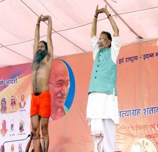 VIDEO: Congress workers threw eggs on the car of Union Agriculture Minister | VIDEO : काँग्रेस कार्यकर्त्यांनी केंद्रीय कृषीमंत्र्यांच्या गाडीवर फेकली अंडी VIDEO: Congress workers threw eggs on the car of Union Agriculture Minister | VIDEO : काँग्रेस कार्यकर्त्यांनी केंद्रीय कृषीमंत्र्यांच्या गाडीवर फेकली अंडी