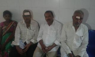 Bus collides with a tree, 11 injured | बसची झाडाला धडक,11 जखमी