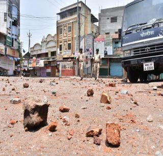 After the riots, Nandurbar prevailed | दंगलीनंतर नंदुरबार पूर्वपदावर After the riots, Nandurbar prevailed | दंगलीनंतर नंदुरबार पूर्वपदावर
