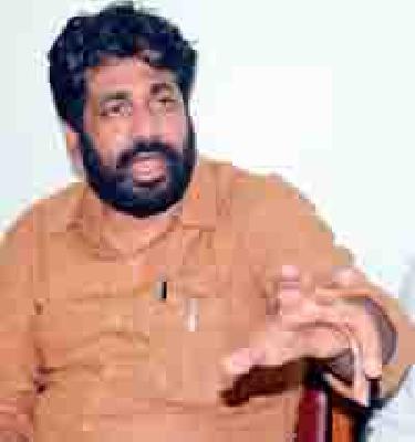 Due to Chaupar blockade farmers' aggravated fatigue | चौफेर नाकाबंदीमुळे शेतकऱ्यांचा संप उग्र