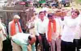 The villagers gathered for labor | श्रमदानासाठी ग्रामस्थ एकवटले