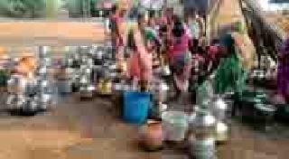 Water flags: | पाण्यासाठी झुंबड :