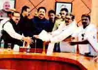 Visit of the Governor for pending demands of tribal servants | आदिवासी सेवकांच्या प्रलंबित मागण्यांसाठी राज्यपालांची भेट Visit of the Governor for pending demands of tribal servants | आदिवासी सेवकांच्या प्रलंबित मागण्यांसाठी राज्यपालांची भेट