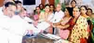 Opposition to the beer barber at Gandhi Chowk | गांधी चौकात बिअरबारला विरोध