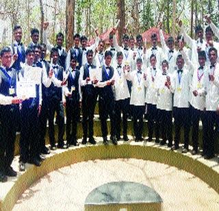 Teaching lessons for tribal youth! | आदिवासी युवकांना हॉटेल व्यवस्थापनाचे धडे!