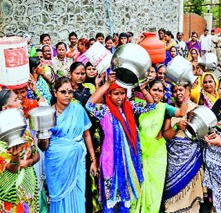 Raja liberal after coming to the Praja door | प्रजा दारात आल्याने राजा उदार Raja liberal after coming to the Praja door | प्रजा दारात आल्याने राजा उदार