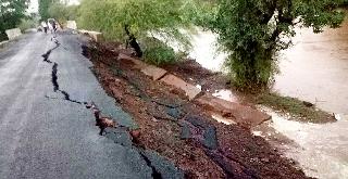 Before the inauguration, the pool went into the 'water' | उद्घाटनापुर्वीच पूल गेला ‘पाण्यात’