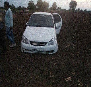 The sand contractor was robbed of the sword and plundered about four and a half lakhs | वाळू ठेकेदाराला तलवारीचा धाक दाखवित लुटले साडे चार लाख The sand contractor was robbed of the sword and plundered about four and a half lakhs | वाळू ठेकेदाराला तलवारीचा धाक दाखवित लुटले साडे चार लाख