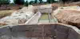 The work of the bamboo at Mahalgaon is worthless | महालगाव येथील बंधाऱ्याचे काम निकृष्ट