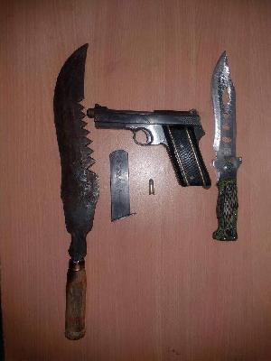 Gothi Katta seized from both the stone lane | पाथरवट लेनमधील दोघांकडून गावठी कट्टा जप्त Gothi Katta seized from both the stone lane | पाथरवट लेनमधील दोघांकडून गावठी कट्टा जप्त