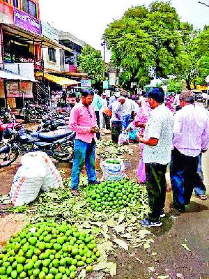 After two weeks in the market in the market filled | दोन आठवड्यानंतर देवळ्यात भरला बाजार