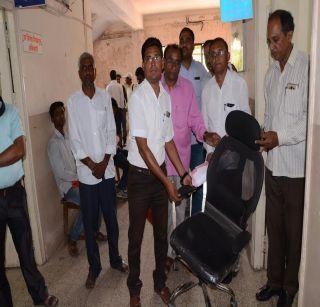 Dhule subdivision: seizures of the seized! | धुळे उपजिल्हाधिका:यांची खुर्ची जप्त! Dhule subdivision: seizures of the seized! | धुळे उपजिल्हाधिका:यांची खुर्ची जप्त!