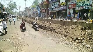 The journey of Akolekar through the excavated road | खोदलेल्या रस्त्यातून अकोलेकरांचा प्रवास