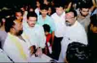 Guardian Minister's relief to the slum dwellers | झोपडपट्टीधारकांना पालकमंत्र्यांचा दिलासा Guardian Minister's relief to the slum dwellers | झोपडपट्टीधारकांना पालकमंत्र्यांचा दिलासा