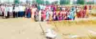 ... and the angry workers did the agitation movement | ...अन् संतप्त रोहयो मजुरांनी केले कामबंद आंदोलन ... and the angry workers did the agitation movement | ...अन् संतप्त रोहयो मजुरांनी केले कामबंद आंदोलन