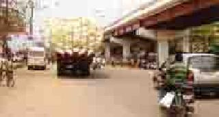 Due to overloaded vehicles, the roads would have been hit | ओव्हरलोड वाहनांमुळे रस्त्यांची लागली वाट Due to overloaded vehicles, the roads would have been hit | ओव्हरलोड वाहनांमुळे रस्त्यांची लागली वाट