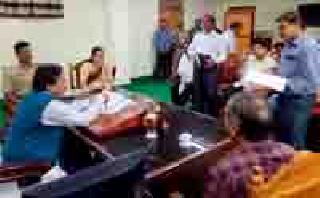 Mini ministry shook with contingency visits of Guardian Minister | पालकमंत्र्याच्या आकस्मिक भेटीने मिनी मंत्रालय हादरले Mini ministry shook with contingency visits of Guardian Minister | पालकमंत्र्याच्या आकस्मिक भेटीने मिनी मंत्रालय हादरले