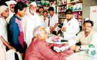 The markets flooded the farmers' crowd | शेतकऱ्यांच्या गर्दीने बाजार फुलला