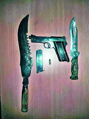 The killers seized with cloth bites | गावठी कट्ट्यासह हत्यारे जप्त