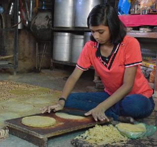 ViDEO: She won her double success | ViDEO : पापड लाटून तिने मिळविले दहावीत यश ViDEO: She won her double success | ViDEO : पापड लाटून तिने मिळविले दहावीत यश