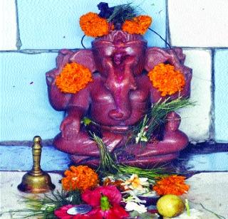 Awakat Pavlya Ganapati awakens right in Goregaon | गोरेगावमधील उजव्या सोंडेचा जागृत पोवळ्या गणपती Awakat Pavlya Ganapati awakens right in Goregaon | गोरेगावमधील उजव्या सोंडेचा जागृत पोवळ्या गणपती
