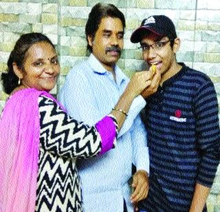 He was battling cancer with the tenth pass | कॅन्सरशी झुंज देत तो झाला दहावी पास He was battling cancer with the tenth pass | कॅन्सरशी झुंज देत तो झाला दहावी पास