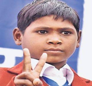 Pran, who left the granddaughter of the missing child's awardee, Nilesh | बेपत्ता बालशौर्य पुरस्कार विजेत्या नीलेशच्या विरहात आजीने सोडले प्राण Pran, who left the granddaughter of the missing child's awardee, Nilesh | बेपत्ता बालशौर्य पुरस्कार विजेत्या नीलेशच्या विरहात आजीने सोडले प्राण