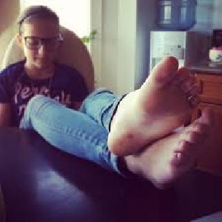 In fact, sometimes you get stupid feet of your feet? | खरं सांगा, अधूनमधून तुमच्याही पायांची दुर्गंधी येतेच ना?