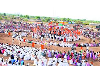 Vaishnavite fair: A Rishon Sutra in the surroundings of the devotees | वैष्णवांचा मेळा : भाविकांच्या मांदीयाळीने फुलला परिसरदातलीत रिंगण सोहळा Vaishnavite fair: A Rishon Sutra in the surroundings of the devotees | वैष्णवांचा मेळा : भाविकांच्या मांदीयाळीने फुलला परिसरदातलीत रिंगण सोहळा