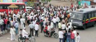 Due to the voluntary application, Dwyer Thanedar suddenly appeared on sick leave | स्वेच्छानिवृत्ती अर्ज देऊन दारव्हा ठाणेदार अचानक आजारी रजेवर Due to the voluntary application, Dwyer Thanedar suddenly appeared on sick leave | स्वेच्छानिवृत्ती अर्ज देऊन दारव्हा ठाणेदार अचानक आजारी रजेवर