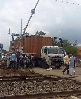 Container stuck in Bhagur Rail Gate; Transportation Vacation | भगूर रेल्वे गेटमध्ये कंटेनर अडकला; वाहतूक खोळंबळी