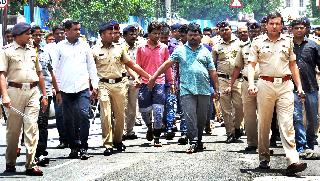 Police killers of Gogol Dehre are called 'Dhind' | गॉगलविक्रेत्याच्या मारेकऱ्यांची पोलिसांकडून ‘धिंड’ Police killers of Gogol Dehre are called 'Dhind' | गॉगलविक्रेत्याच्या मारेकऱ्यांची पोलिसांकडून ‘धिंड’