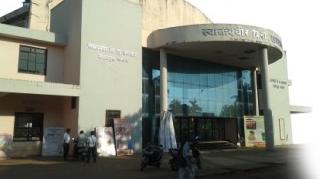 Soldering the old screen in Ratnagiri's Savarkar Natyagraha | रत्नागिरीच्या सावरकर नाट्यगृहातील जुना पडदा सरकता सरकेना Soldering the old screen in Ratnagiri's Savarkar Natyagraha | रत्नागिरीच्या सावरकर नाट्यगृहातील जुना पडदा सरकता सरकेना