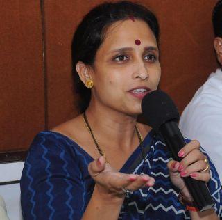 The government should give attention to 'Bai' health along with 'cows' - Chitra Wagh | सरकारने ‘गाई’ सोबतच ‘बाई’च्या आरोग्याकडेही लक्ष द्यावं - चित्रा वाघ