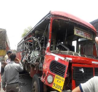15 injured in truck accident | ट्रक- बस अपघातात १५ जखमी 15 injured in truck accident | ट्रक- बस अपघातात १५ जखमी