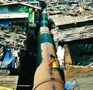 The water danger of encroachment due to encroachment | अतिक्रमणामुळे जलवाहिनीला धोका The water danger of encroachment due to encroachment | अतिक्रमणामुळे जलवाहिनीला धोका