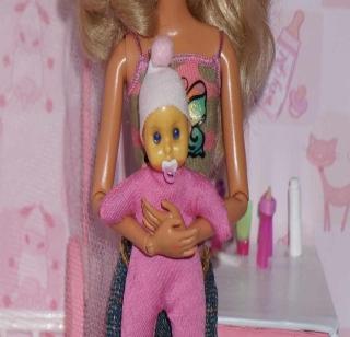 Chimrudie told through Barbie Dolls the story of the atrocities committed against her | चिमुरडीने बार्बी डॉलच्या माध्यमातून सांगितली तिच्यावर झालेल्या अत्याचाराची कहाणी Chimrudie told through Barbie Dolls the story of the atrocities committed against her | चिमुरडीने बार्बी डॉलच्या माध्यमातून सांगितली तिच्यावर झालेल्या अत्याचाराची कहाणी