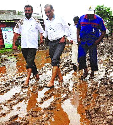 In the suburbs mud, the roads are under water | उपनगरे चिखलात, रस्ते पाण्याखाली