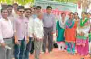 Agriculture workers' agitation continues | कृषी कर्मचाऱ्यांचे आंदोलन सुरू