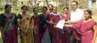 Within a few hours just after the fasting started justice to women | उपोषण सुरू करताच काही तासांतच मिळाला महिलांना न्याय Within a few hours just after the fasting started justice to women | उपोषण सुरू करताच काही तासांतच मिळाला महिलांना न्याय