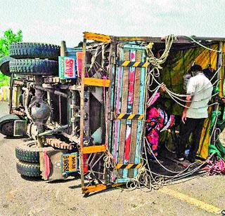 43 Warkaris injured in accident | अपघातात ४३ वारकरी जखमी 43 Warkaris injured in accident | अपघातात ४३ वारकरी जखमी