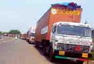 Traffic Damage: | वाहतुकीची कोंडी : Traffic Damage: | वाहतुकीची कोंडी :