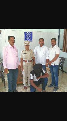 Chains locked at the hands of the police | पोलिसांच्या हातावर तुरी देणाऱ्याला ठोकल्या बेड्या Chains locked at the hands of the police | पोलिसांच्या हातावर तुरी देणाऱ्याला ठोकल्या बेड्या