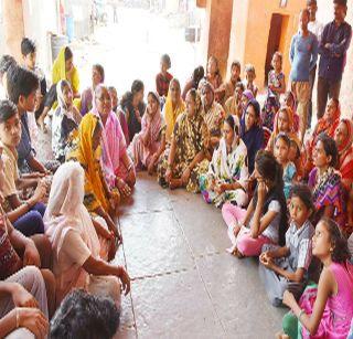 Women in Umde village have started taking initiative and the liquor has been destroyed | उमर्दे गावात महिलांनी पुढाकार घेत नष्ट केला दारूसाठा Women in Umde village have started taking initiative and the liquor has been destroyed | उमर्दे गावात महिलांनी पुढाकार घेत नष्ट केला दारूसाठा