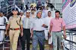 Clean the train station | रेल्वे स्थानकावर स्वच्छता राखा Clean the train station | रेल्वे स्थानकावर स्वच्छता राखा