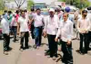 Farmers' move to buy tur | तूर खरेदीसाठी शेतकऱ्यांचा चक्काजाम Farmers' move to buy tur | तूर खरेदीसाठी शेतकऱ्यांचा चक्काजाम