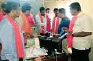 FDA officials meet Gutkha | एफडीएच्या अधिकाऱ्यांना गुटखा भेट FDA officials meet Gutkha | एफडीएच्या अधिकाऱ्यांना गुटखा भेट